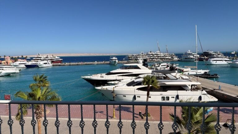 Ausblick vom Balkon der Wohnung über die Hurghada Marina und die Yachten