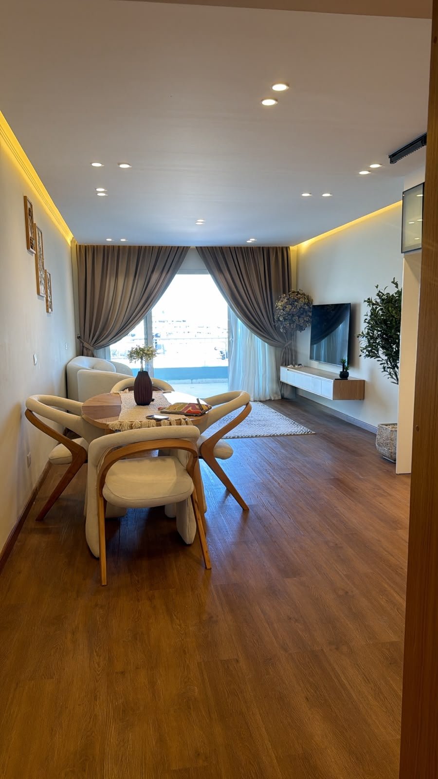 Wohn- und Essbereich der Wohnung in der Hurghada Marina