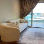 Wohnbereich mit Zugang zum Balkon mit Blick auf die Marina