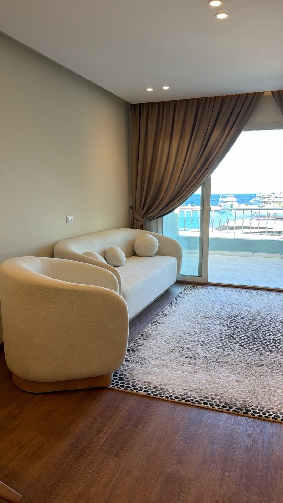 Wohnbereich mit Zugang zum Balkon mit Blick auf die Marina