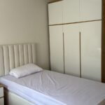 Schlafzimmer mit Schrank im Apartment in der Hurghada Marina