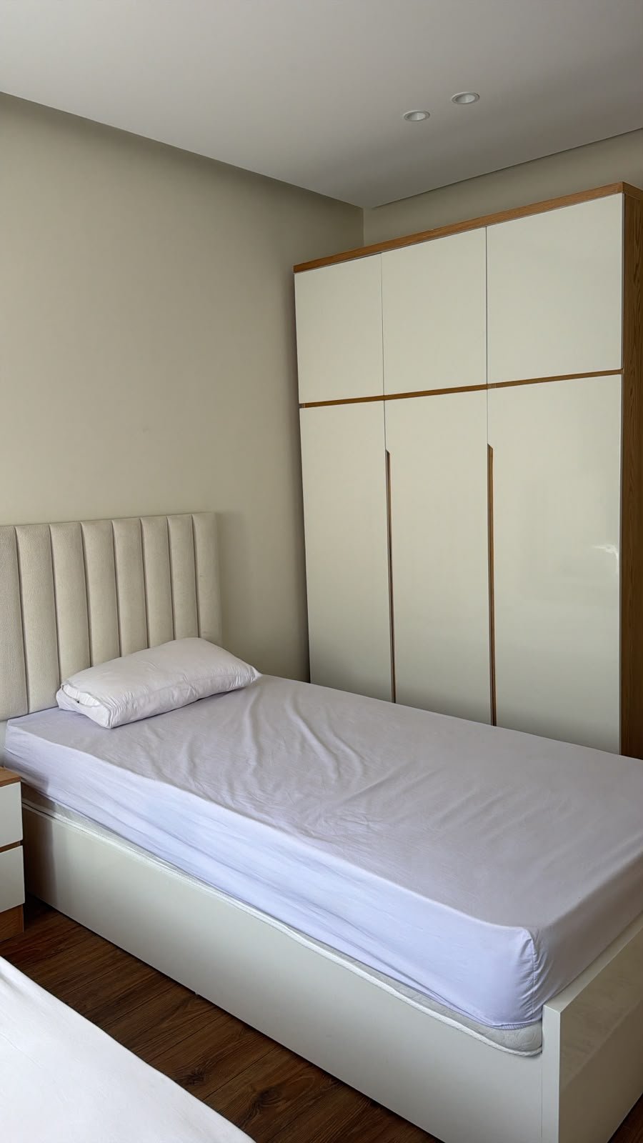 Schlafzimmer mit Schrank im Apartment in der Hurghada Marina