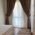 Fenster und Vorhänge im Schlafzimmer im Apartment in der Marina von Hurghada