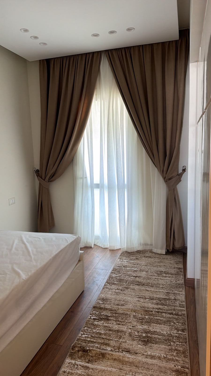 Fenster und Vorhänge im Schlafzimmer im Apartment in der Marina von Hurghada