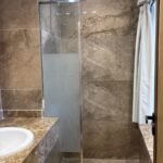 Das Badezimmer im Apartment in der Hurghada Marina