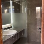 Bad mit Dusche im Apartment in der Hurghada Marina