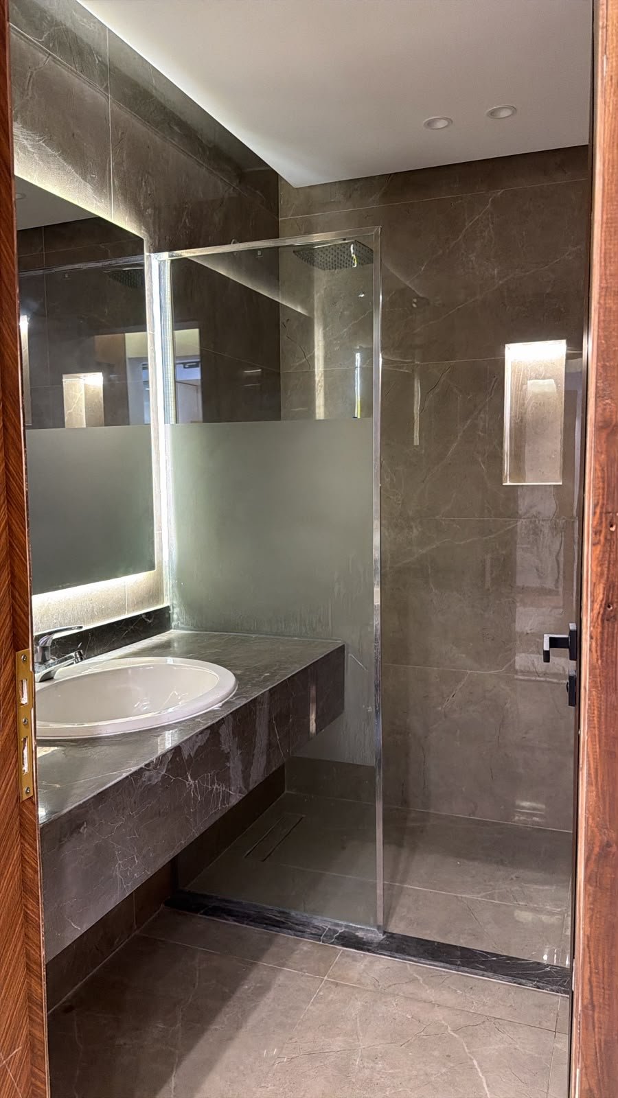 Bad mit Dusche im Apartment in der Hurghada Marina